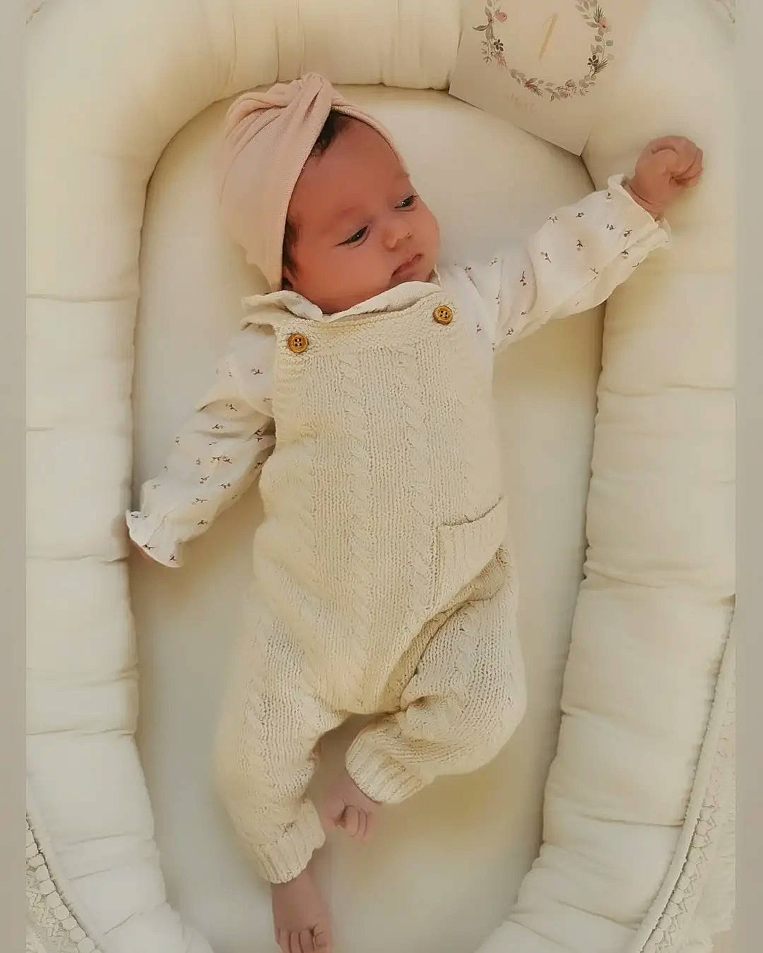 Zoa a rejoint le concours — aidez-le/la à gagner de superbes lots ! arm, baby, baby_products, baby_safety, baby_sleeping, baby_toddler_clothing, beige, cheek, child, clothing, collar, comfort, face, linens, pattern, person, skin, sleeve, textile, thumb