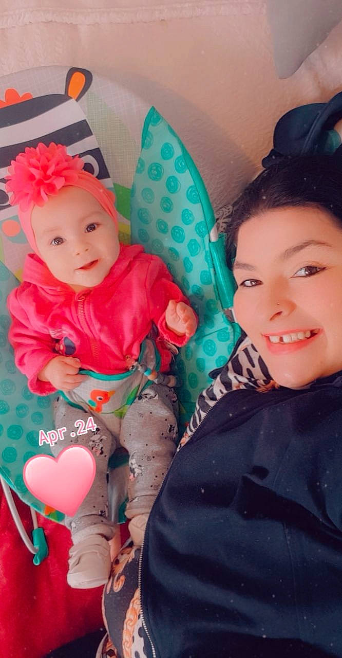 Elena a rejoint le concours — aidez-le/la à gagner de superbes lots ! baby, baby_products, baby_toddler_clothing, cap, child, event, eye, face, fashion_accessory, fun, happy, headwear, joy, lap, magenta, pattern, person, pink, skin, smile