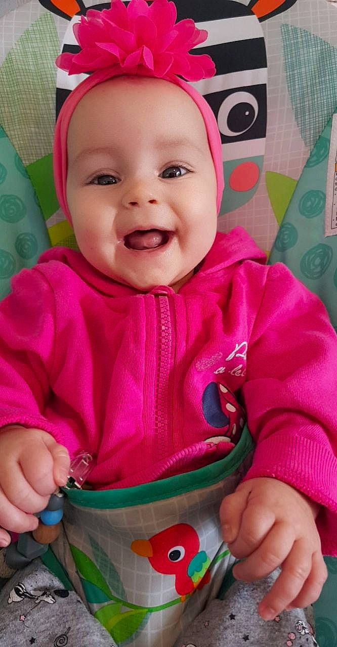 Elena a rejoint le concours — aidez-le/la à gagner de superbes lots ! baby, baby_toddler_clothing, cheek, face, finger, green, happy, iris, lip, nose, organ, outerwear, person, photograph, pink, product, skin, sleeve, smile, textile