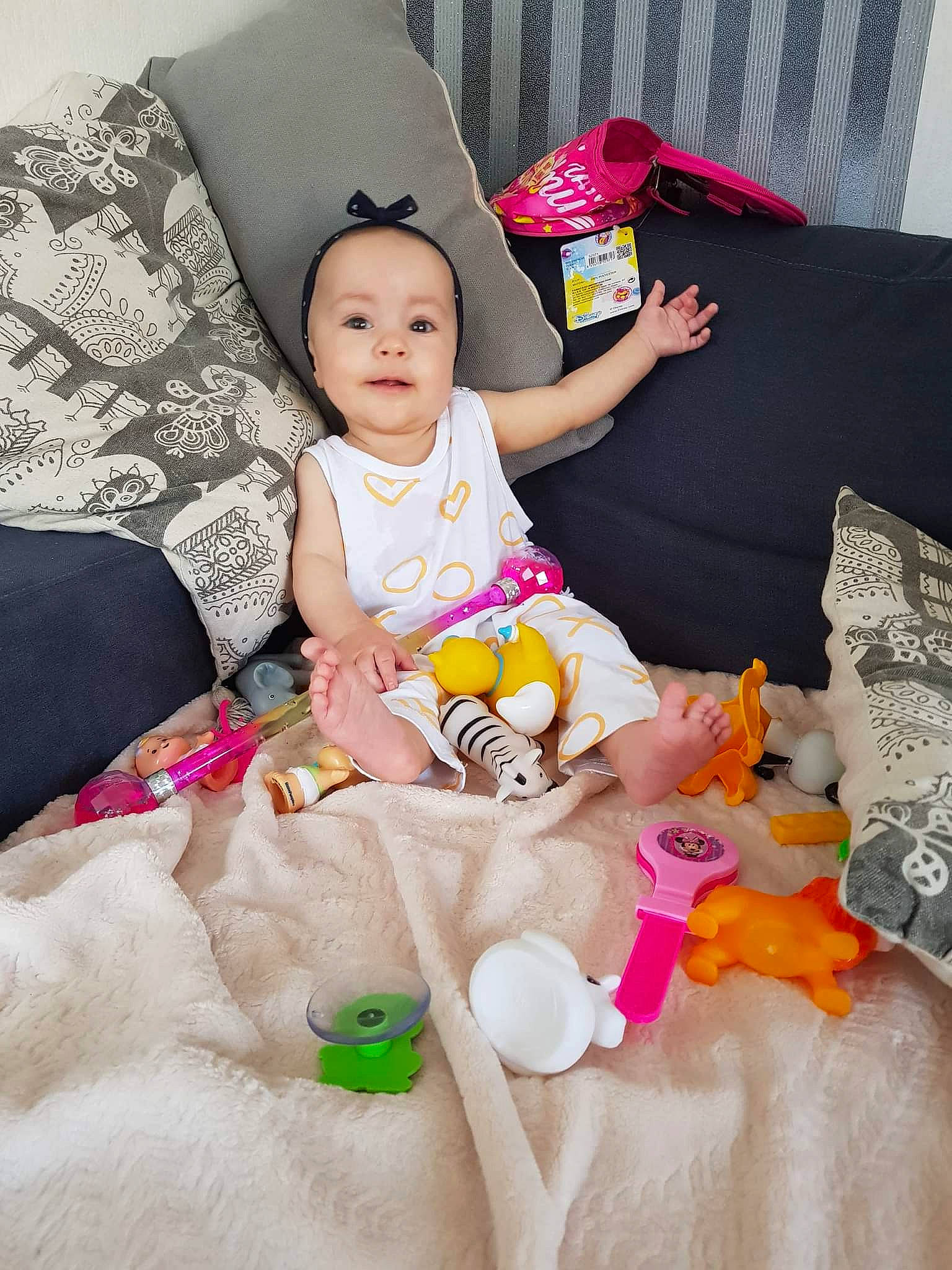 Elena a rejoint le concours — aidez-le/la à gagner de superbes lots ! baby, baby_toddler_clothing, child, comfort, couch, face, fun, happy, linens, magenta, person, pillow, pink, product, purple, room, t_shirt, textile, toddler, toy