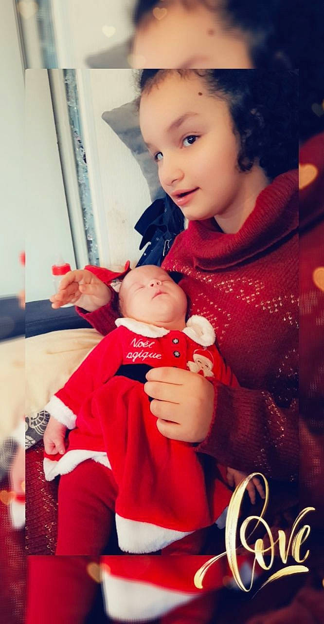 Leslie a rejoint le concours — aidez-le/la à gagner de superbes lots ! baby, baby_toddler_clothing, child, event, eye, face, facial_expression, finger, flash_photography, fun, gesture, happy, human_body, interaction, lip, person, skin, smile, standing, t_shirt