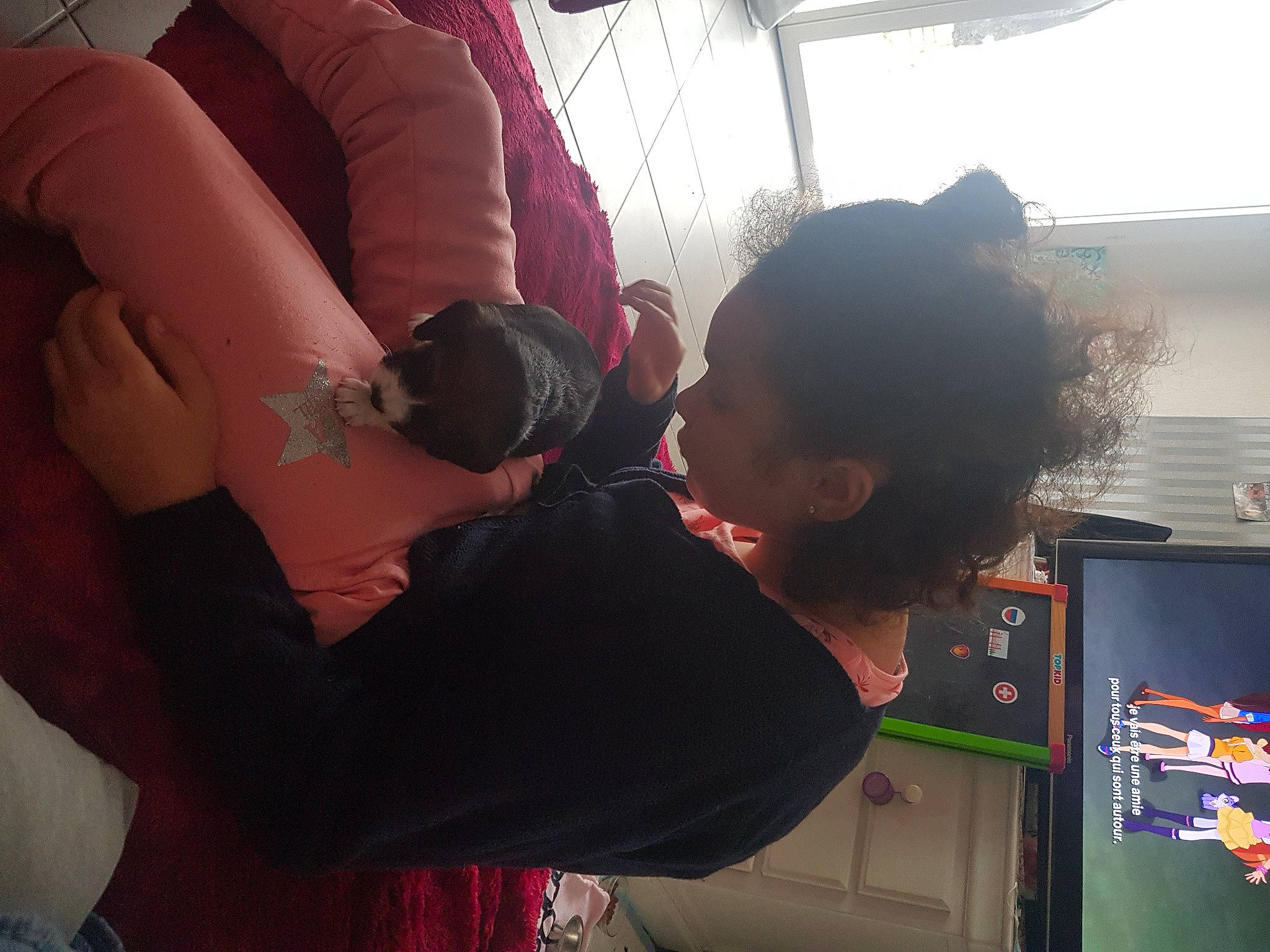 Leslie participe au concours pour gagner de l'argent avec cette photo : audio_equipment, baseball_cap, black_hair, elbow, event, eyewear, fun, hairstyle, happy, human_leg, interaction, leisure, machine, magenta, nail, person, recreation, room, shoulder, t_shirt