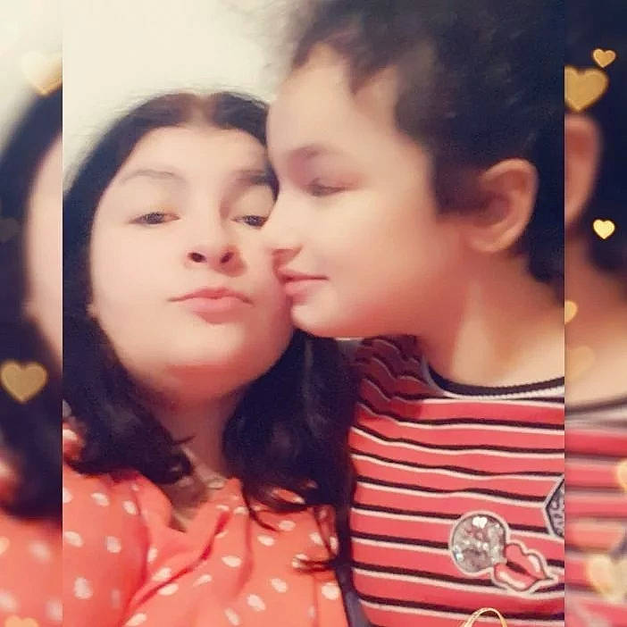 Leslie a rejoint le concours — aidez-le/la à gagner de superbes lots ! black_hair, cheek, child, chin, cool, eyebrow, fun, gesture, hairstyle, happy, human, interaction, iris, kiss, lip, mouth, nose, people_in_nature, person, sharing