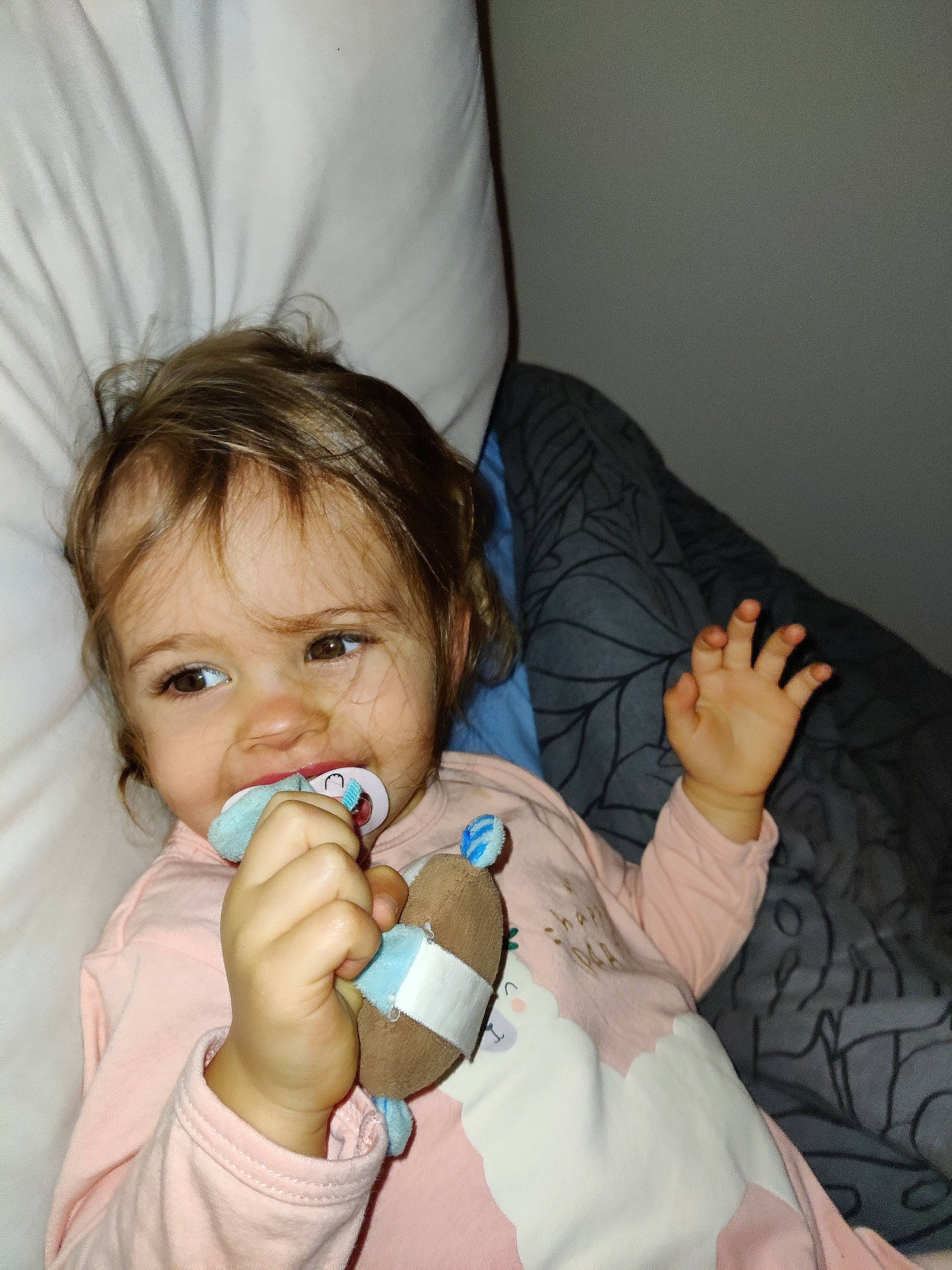 Emma a rejoint le concours — aidez-le/la à gagner de superbes lots ! arm, cheek, comfort, ear, eyelash, facial_expression, finger, gesture, hand, human, human_body, iris, joint, lip, mammal, mouth, nose, person, skin, thumb