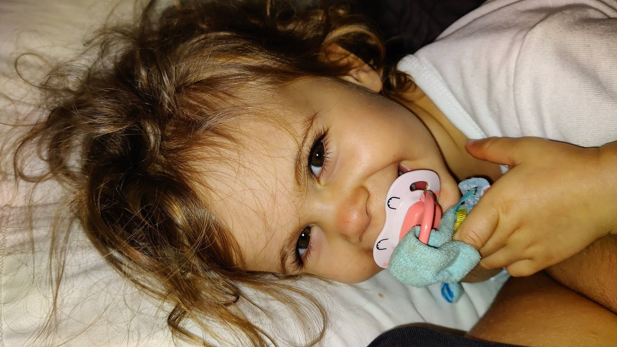 Emma participe au concours pour gagner de l'argent avec cette photo : baby_toddler_clothing, black_hair, cheek, chin, comfort, ear, eye, eyebrow, eyelash, forehead, hand, happy, human_body, iris, lip, mouth, neck, nose, person, skin