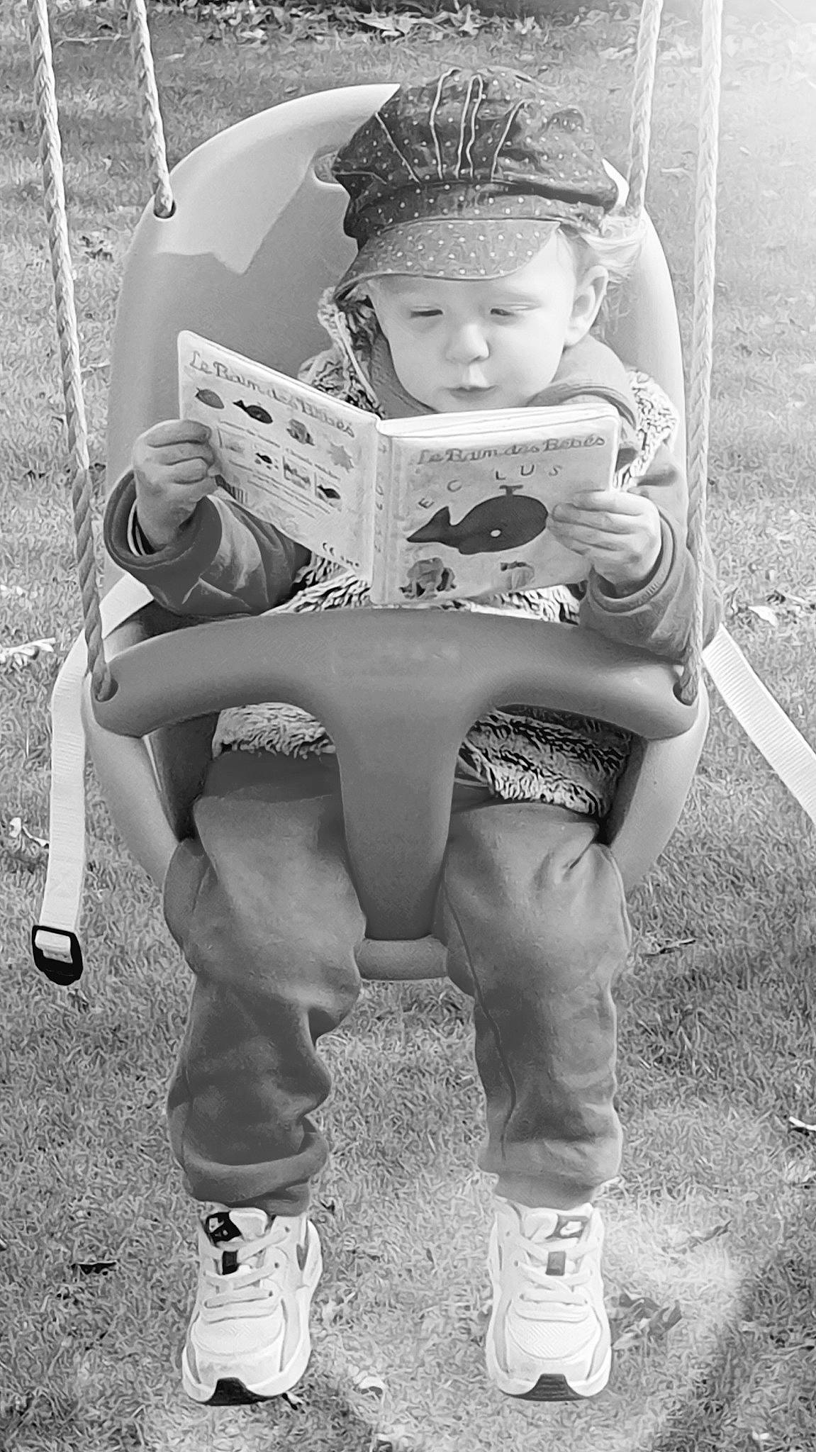 Léna a rejoint le concours — aidez-le/la à gagner de superbes lots ! baby, baby_toddler_clothing, black, black_and_white, cap, eyewear, fun, grass, happy, head, headwear, leg, monochrome, monochrome_photography, person, personal_protective_equipment, photograph, shoe, sneakers, style