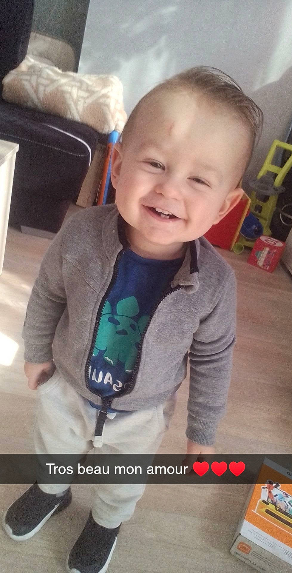 Milan participe au concours pour gagner de l'argent avec cette photo : audio_equipment, baby, baby_carriage, baby_products, baby_toddler_clothing, cheek, child, comfort, electric_blue, font, happy, joy, person, product, room, sitting, sleeve, smile, snapshot, standing