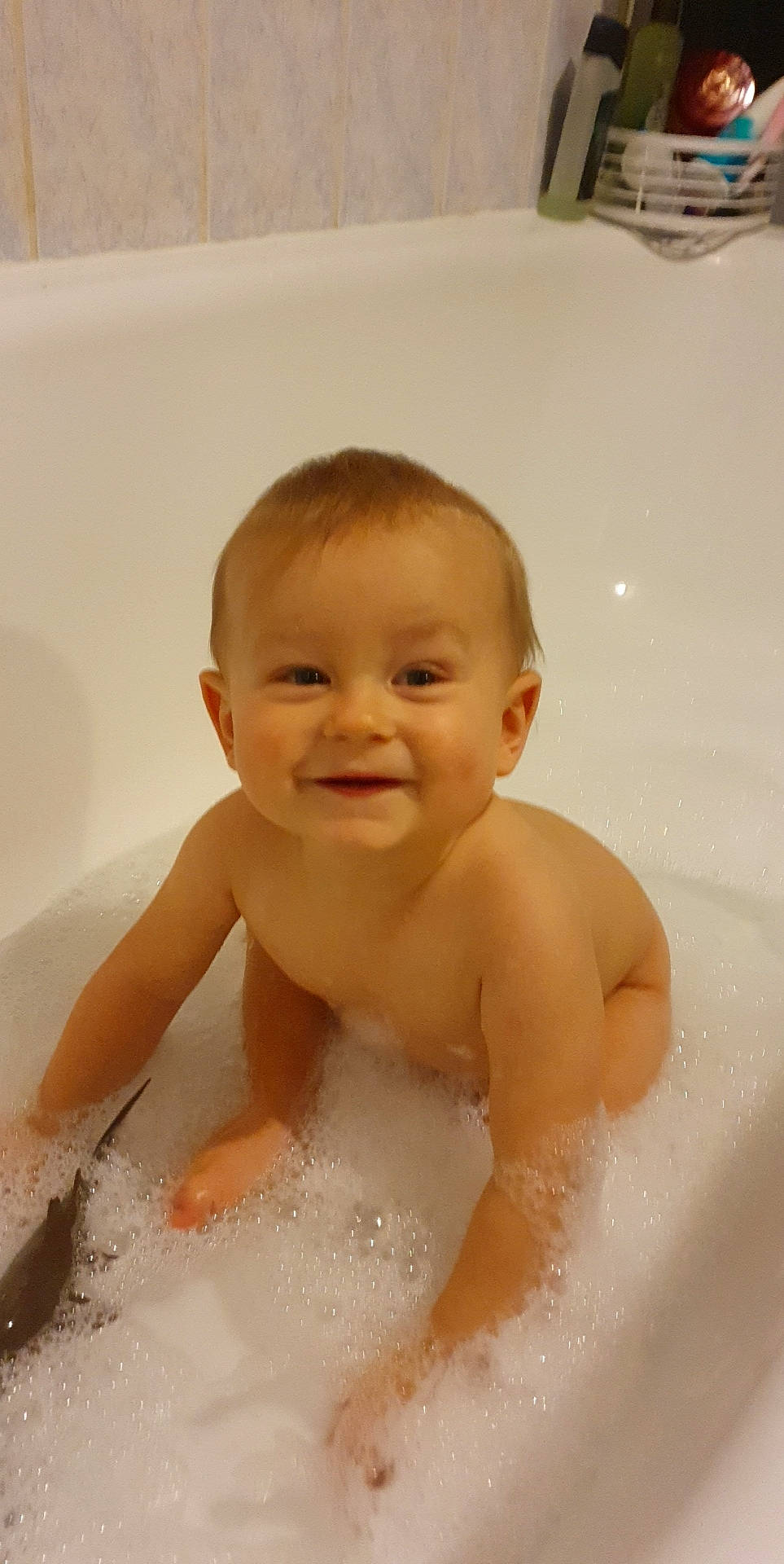 Milan a rejoint le concours — aidez-le/la à gagner de superbes lots ! baby, baby_bathing, bathing, bathroom, bathtub, chest, child, composite_material, eye, fluid, foam, fun, happy, joy, liquid, person, plumbing, skin, smile, toddler