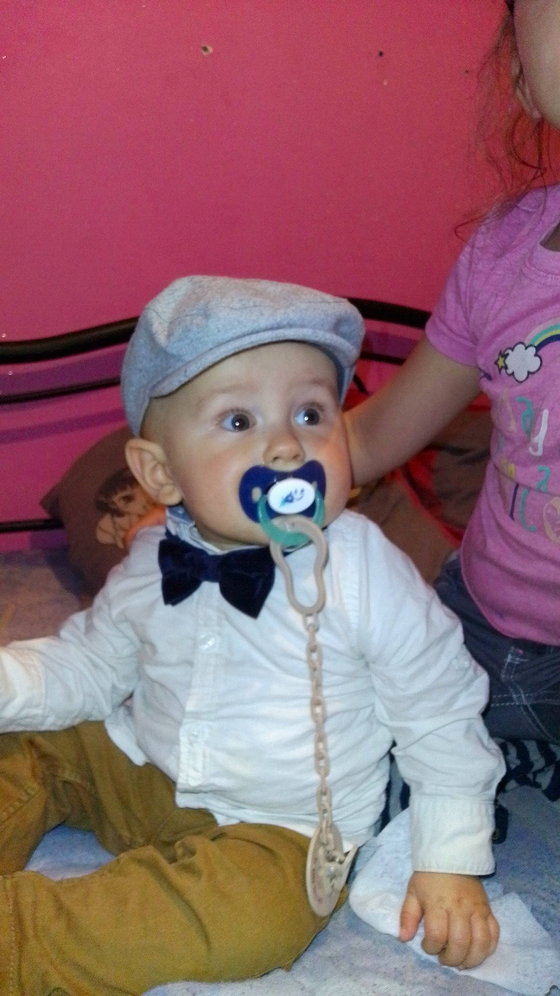 Milan participe au concours pour gagner de l'argent avec cette photo : arm, baby, chair, cheek, child, event, fun, glove, happy, headwear, nose, organ, party, party_supply, person, room, sitting, skin, tie, toddler