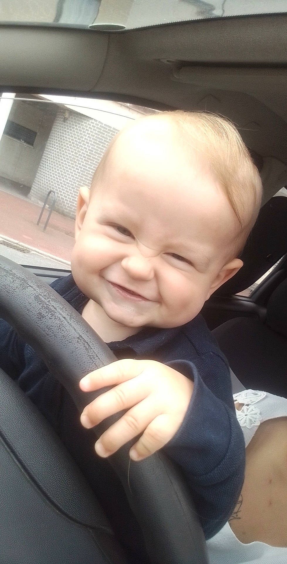 Milan a rejoint le concours — aidez-le/la à gagner de superbes lots ! auto_part, automotive_design, baby, baby_toddler_clothing, car_seat, cheek, child, comfort, eye, finger, fun, gesture, happy, luxury_vehicle, person, sitting, skin, smile, thumb, toddler