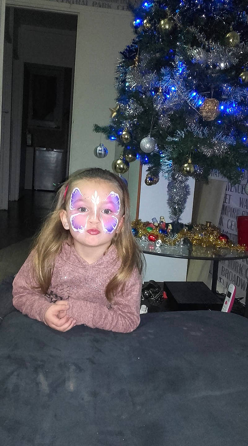 Inès a rejoint le concours — aidez-le/la à gagner de superbes lots ! christmas, christmas_tree, fawn, fun, person, pink, sitting, smile, tree