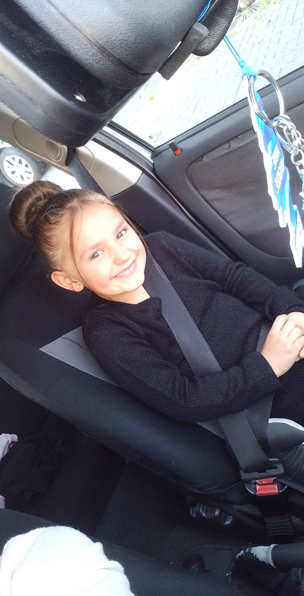 Inès a rejoint le concours — aidez-le/la à gagner de superbes lots ! auto_part, automotive_design, automotive_exterior, automotive_wheel_system, car, car_seat, car_seat_cover, comfort, electric_blue, flash_photography, head_restraint, joy, motor_vehicle, person, personal_luxury_car, product, seat_belt, smile, steering_part, steering_wheel