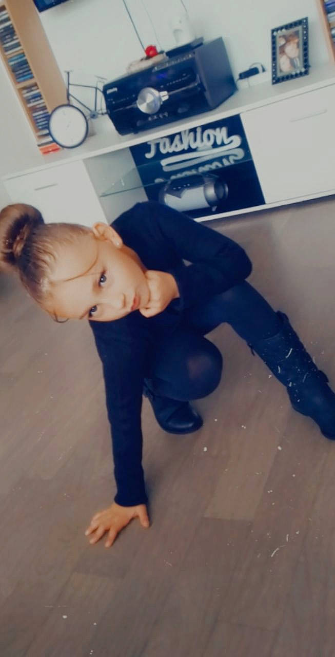 Inès participe au concours pour gagner de l'argent avec cette photo : barefoot, child, elbow, electric_blue, floor, flooring, foot, fun, gesture, hardwood, human_leg, knee, logo, person, room, sitting, t_shirt, thumb, toddler, wrist