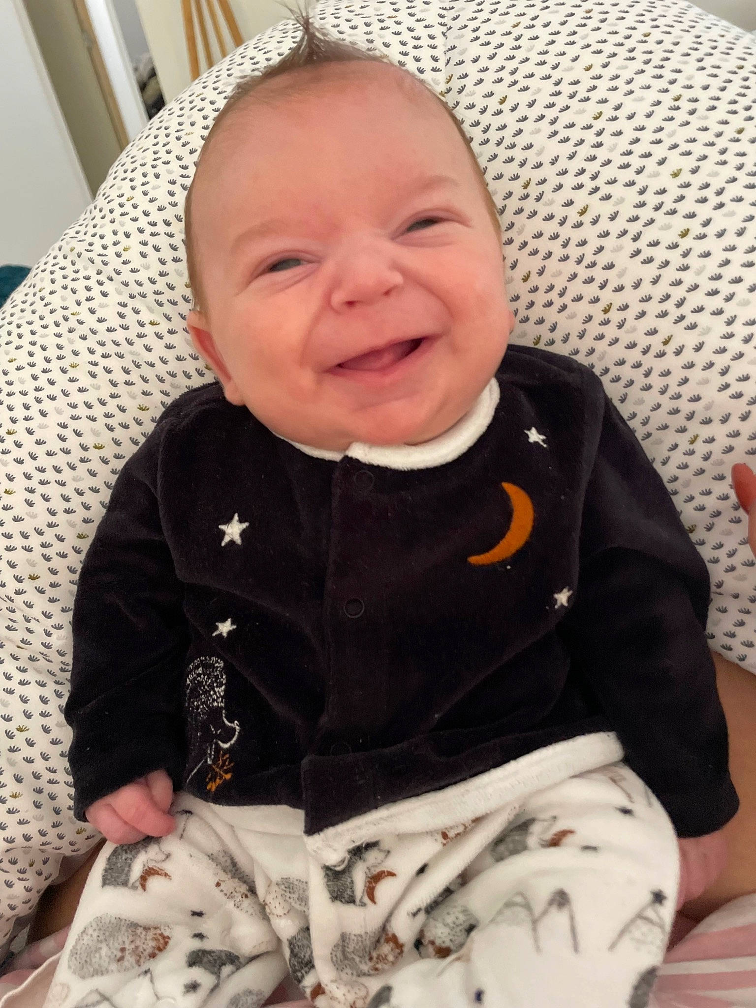 Léo a rejoint le concours — aidez-le/la à gagner de superbes lots ! baby, baby_laughing, baby_products, baby_toddler_clothing, cheek, child, collar, comfort, facial_expression, happy, linens, mammal, outerwear, person, product, sitting, skin, sleeve, smile, t_shirt