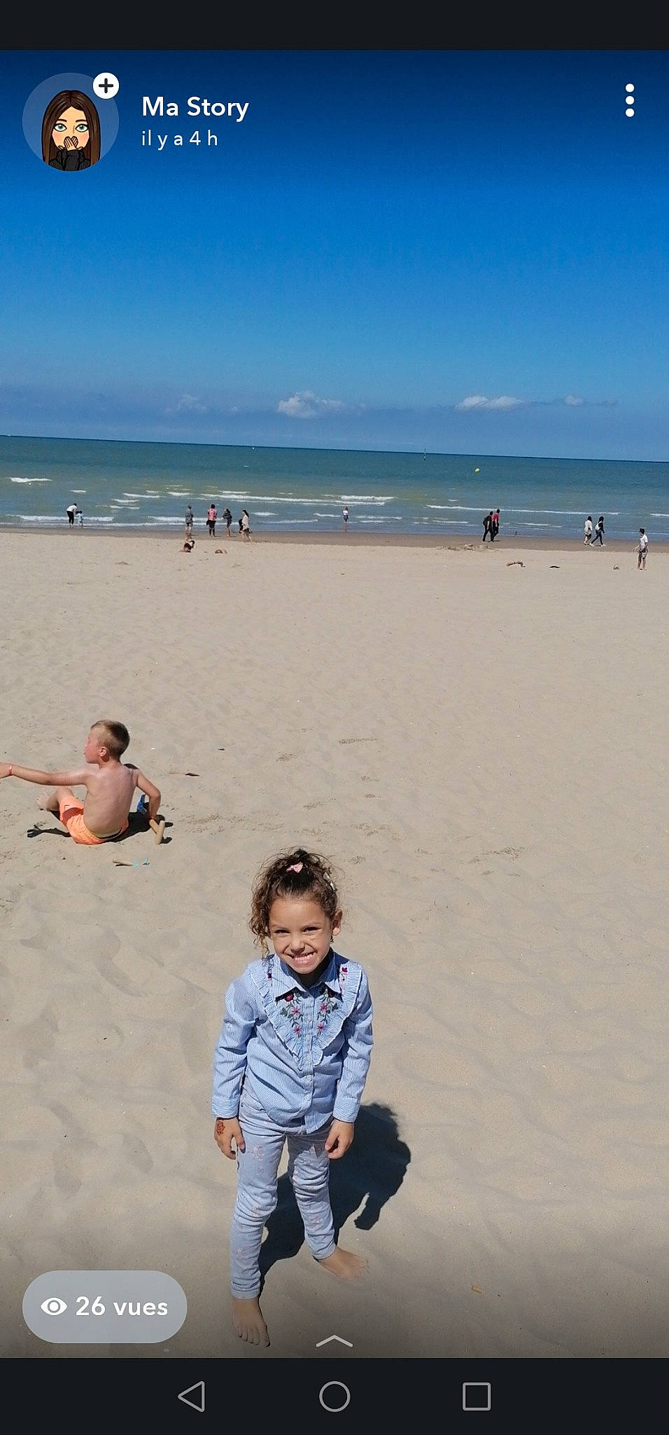 Emna a rejoint le concours — aidez-le/la à gagner de superbes lots ! bay, beach, child, coast, coastal_and_oceanic_landforms, fun, holiday, horizon, joy, leisure, ocean, person, sand, sea, shore, sitting, sky, summer, tourism, vacation