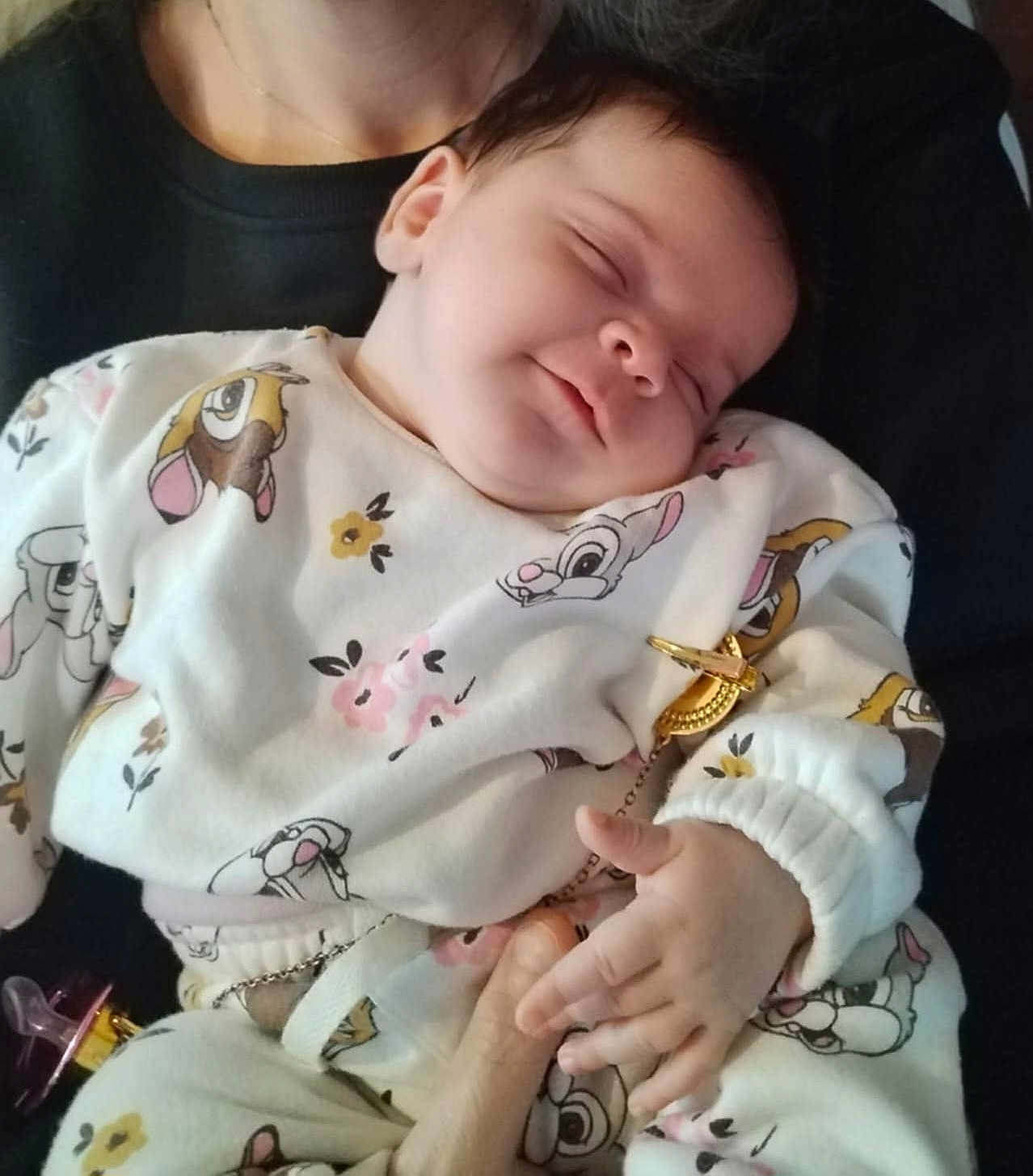 Kellya participe au concours pour gagner de l'argent avec cette photo : baby, sleeping, infant, clothing, hand, person, cute, peaceful, closeup, portrait, child, soft, fabric, cartoon, floral, comfort, rest, warm, indoors, holding