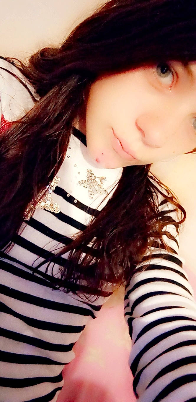 Lauriane participe au concours pour gagner de l'argent avec cette photo : bangs, beauty, black_hair, brown_hair, chest, eyelash, hair, hair_coloring, hairstyle, layered_hair, lip, long_hair, neck, person, photography, selfie