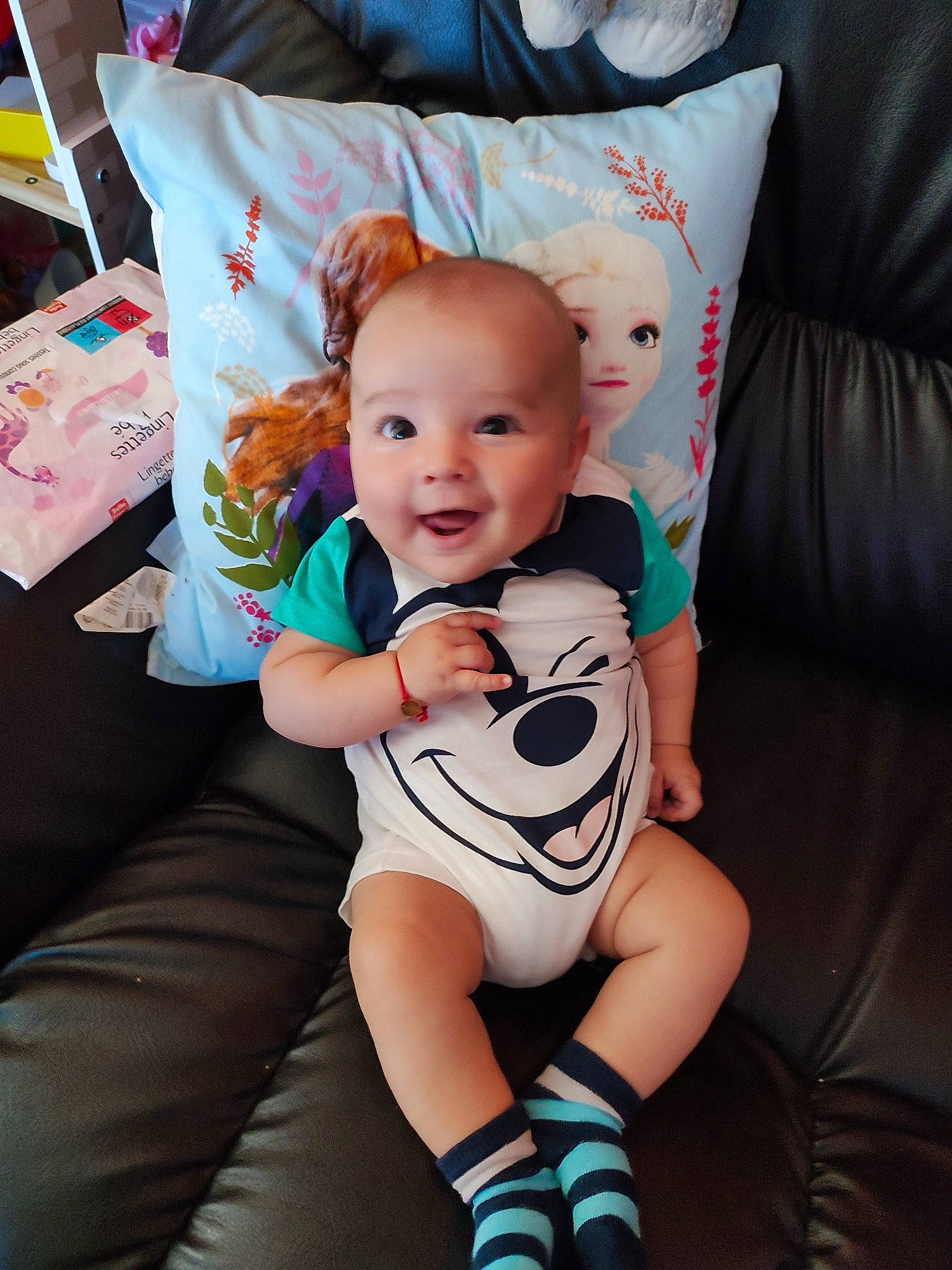 Patrick a rejoint le concours — aidez-le/la à gagner de superbes lots ! baby, baby_toddler_clothing, child, comfort, couch, eye, flash_photography, happy, head, knee, linens, person, pillow, pink, sleeve, smile, t_shirt, textile, thigh, toddler