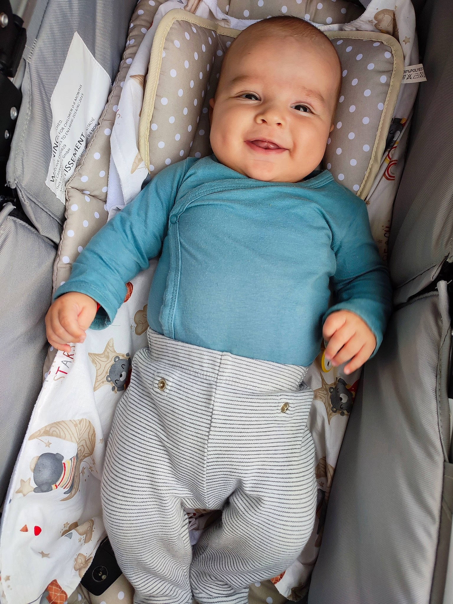 Patrick participe au concours pour gagner de l'argent avec cette photo : baby, baby_carriage, baby_products, baby_toddler_clothing, car_seat, cheek, child, collar, comfort, dress_shirt, face, happy, pattern, person, product, sitting, sleeve, smile, textile, toddler