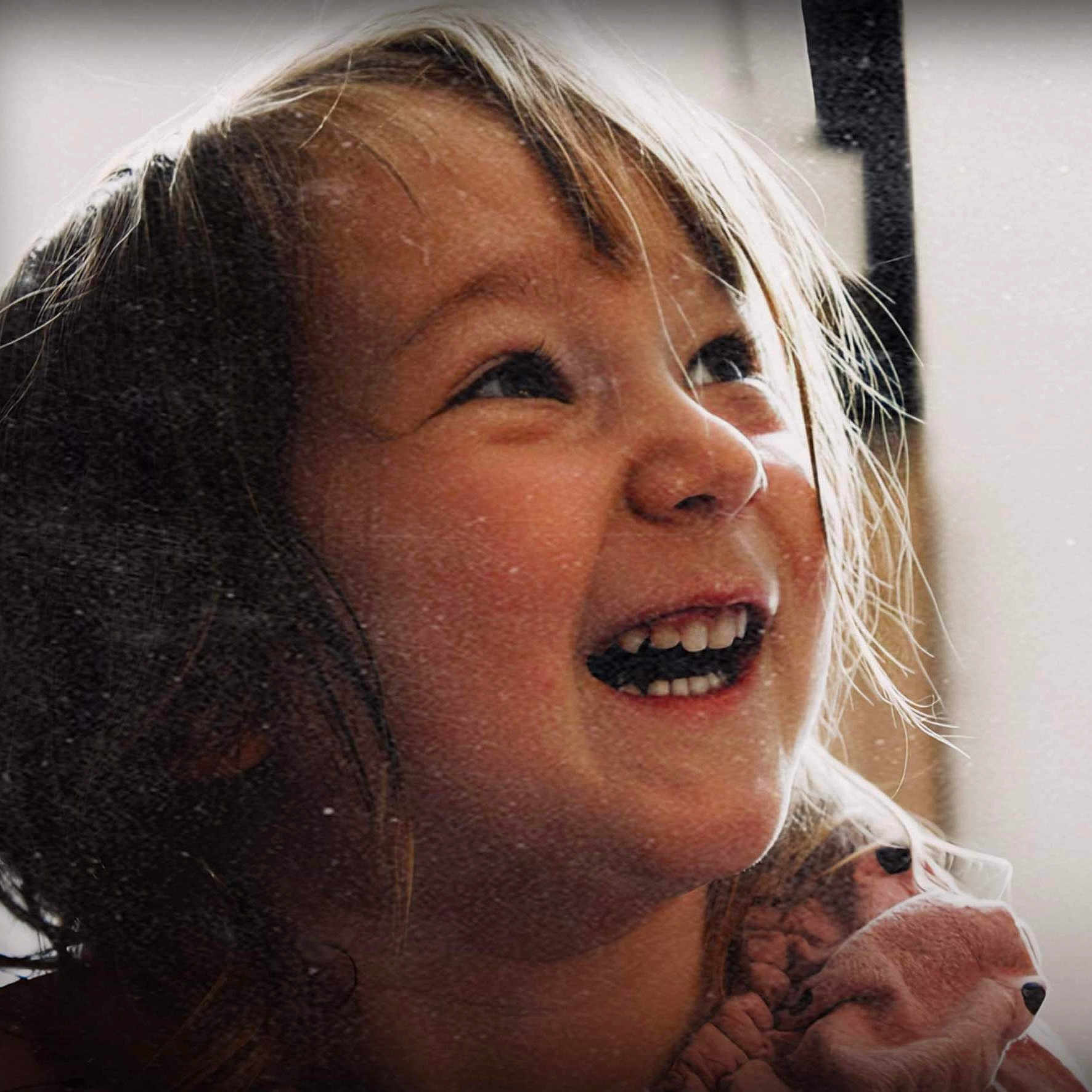 Julinne participe au concours pour gagner de l'argent avec cette photo : child, childhood, closeup, cute, emotion, expression, face, hair, happy, indoors, joy, laugh, light, natural_light, person, portrait, smile, teeth, warm, young