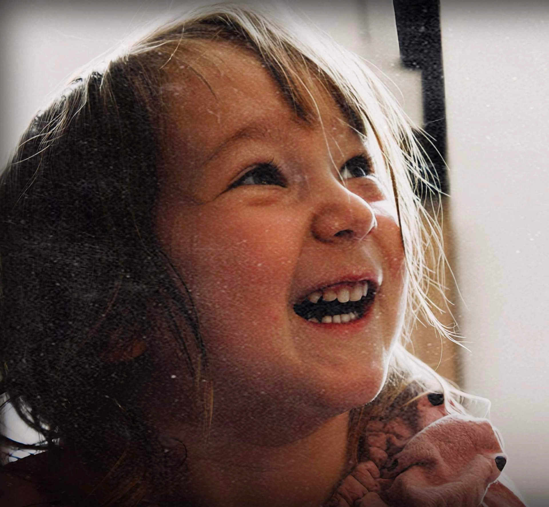 Julinne participe au concours pour gagner de l'argent avec cette photo : child, smile, happy, face, portrait, hair, teeth, light, joy, expression, cute, closeup, person, indoors, childhood, emotion, laugh, young, warm, natural_light