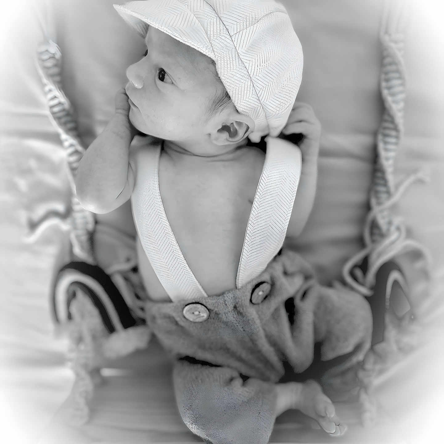 Nolan a rejoint le concours — aidez-le/la à gagner de superbes lots ! baby, baby_boy, black_and_white, buttons, cap, child, closeup, clothing, cute, fabric, face, headwear, infant, newborn, newborn_clothes, portrait, sitting, soft_focus, suspenders, vignette