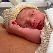 Nolan a rejoint le concours — aidez-le/la à gagner de superbes lots ! arm, baby, bed, blanket, closed_eyes, closeup, face, hat, hospital, human, infant, knitwear, mouth, newborn, nose, peaceful, person, rest, skin, sleeping