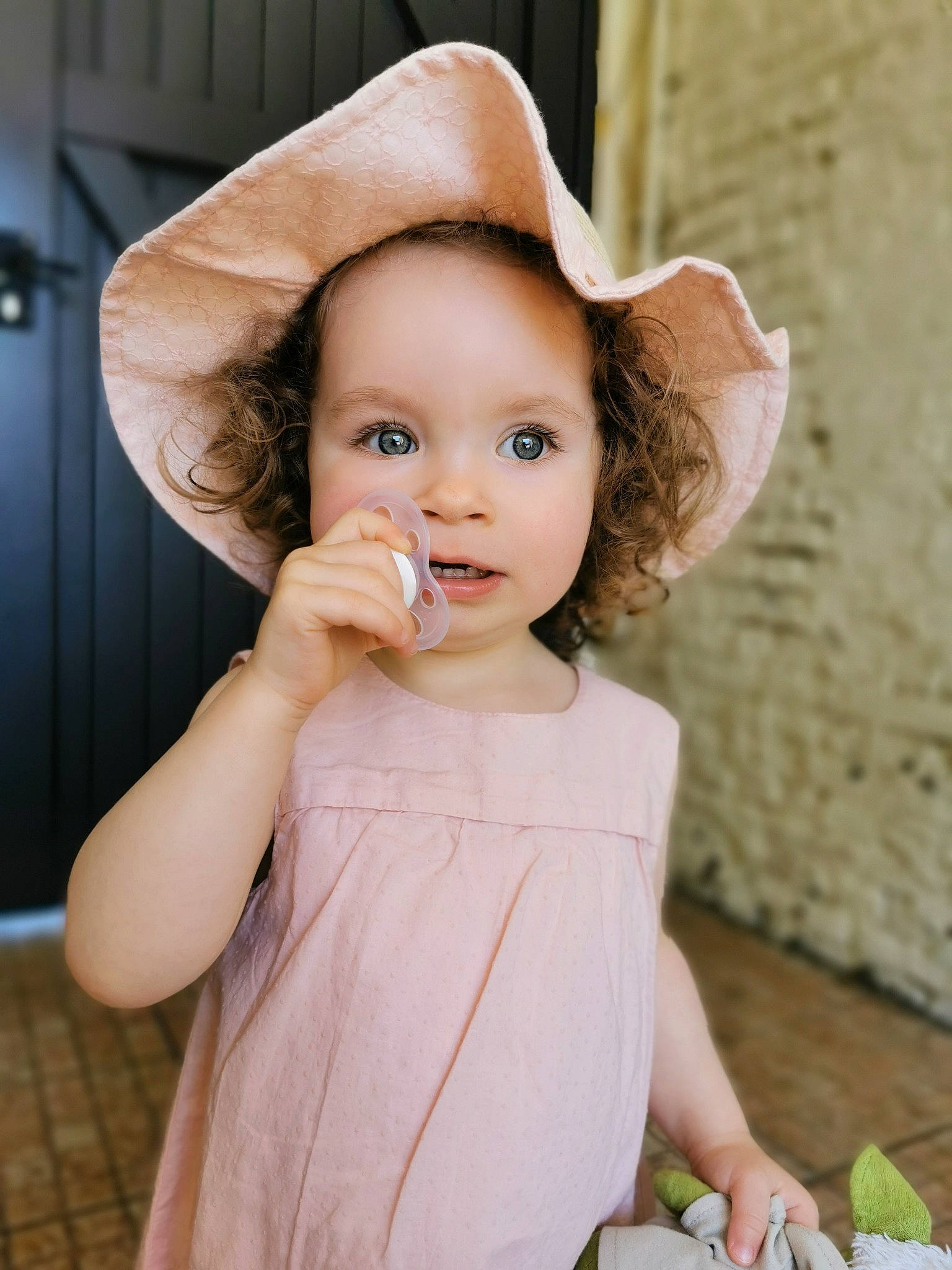 Pia a rejoint le concours — aidez-le/la à gagner de superbes lots ! arm, clothing, dress, eye, eyelash, face, flash_photography, gesture, hair, hand, happy, hat, human_body, iris, lip, neck, person, skin, sleeve, smile