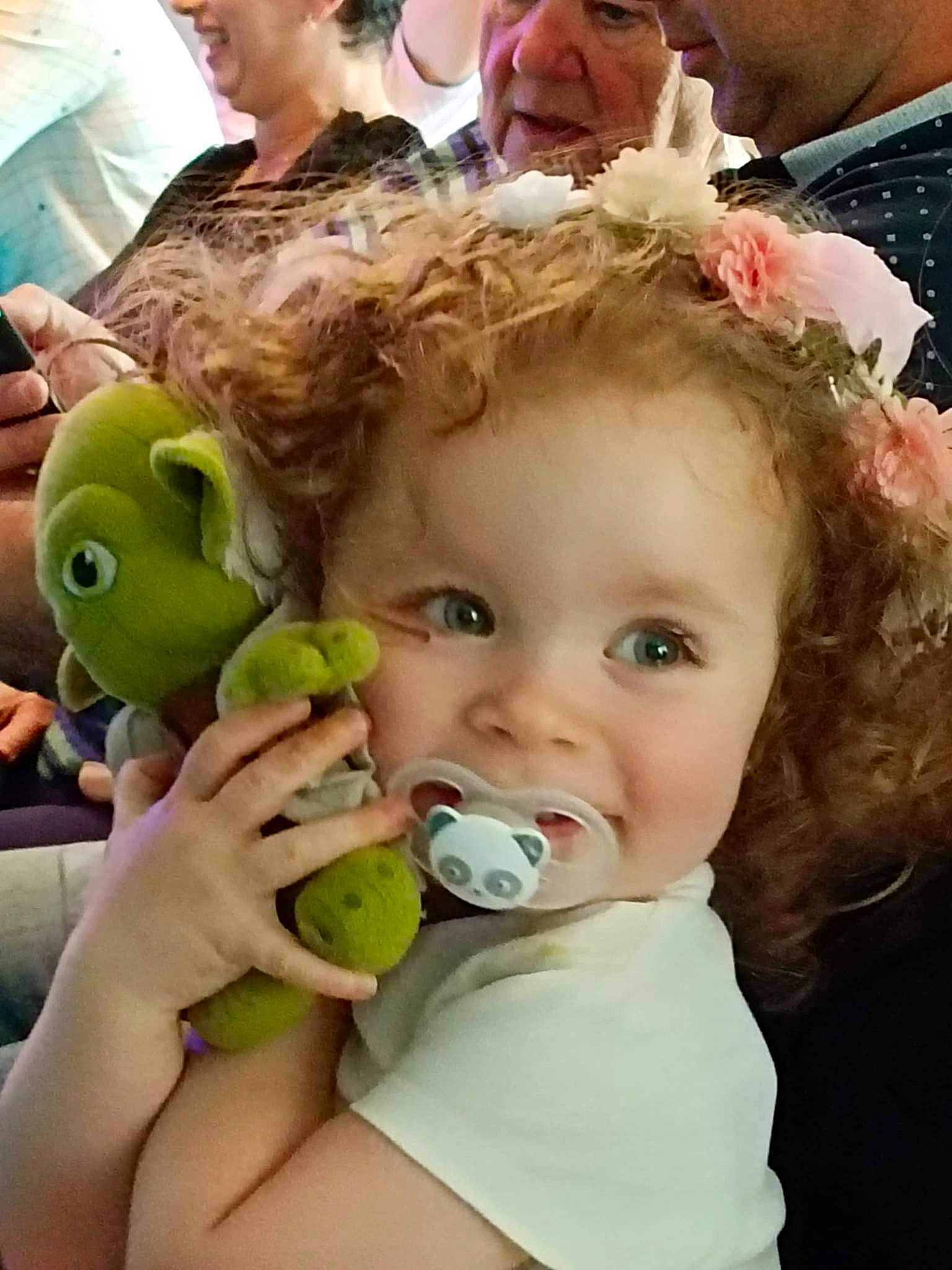 Pia participe au concours pour gagner de l'argent avec cette photo : baby, cheek, child, event, eye, face, facial_expression, fun, green, happy, head, headpiece, iris, joy, mouth, organ, people, person, skin, stuffed_toy