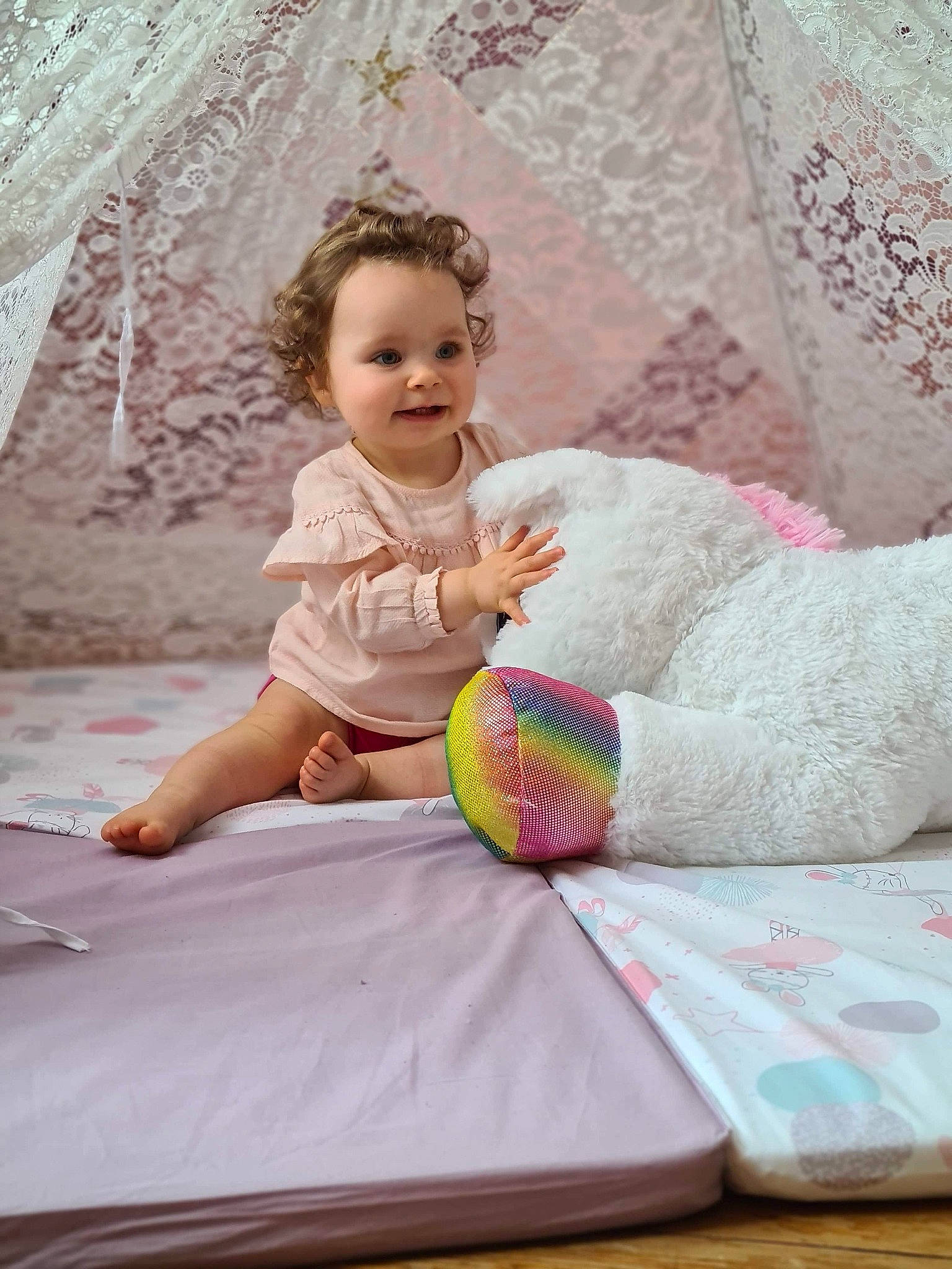 Pia participe au concours pour gagner de l'argent avec cette photo : baby, barefoot, child, joy, linens, pattern, person, pink, play, product, room, sitting, textile, toddler