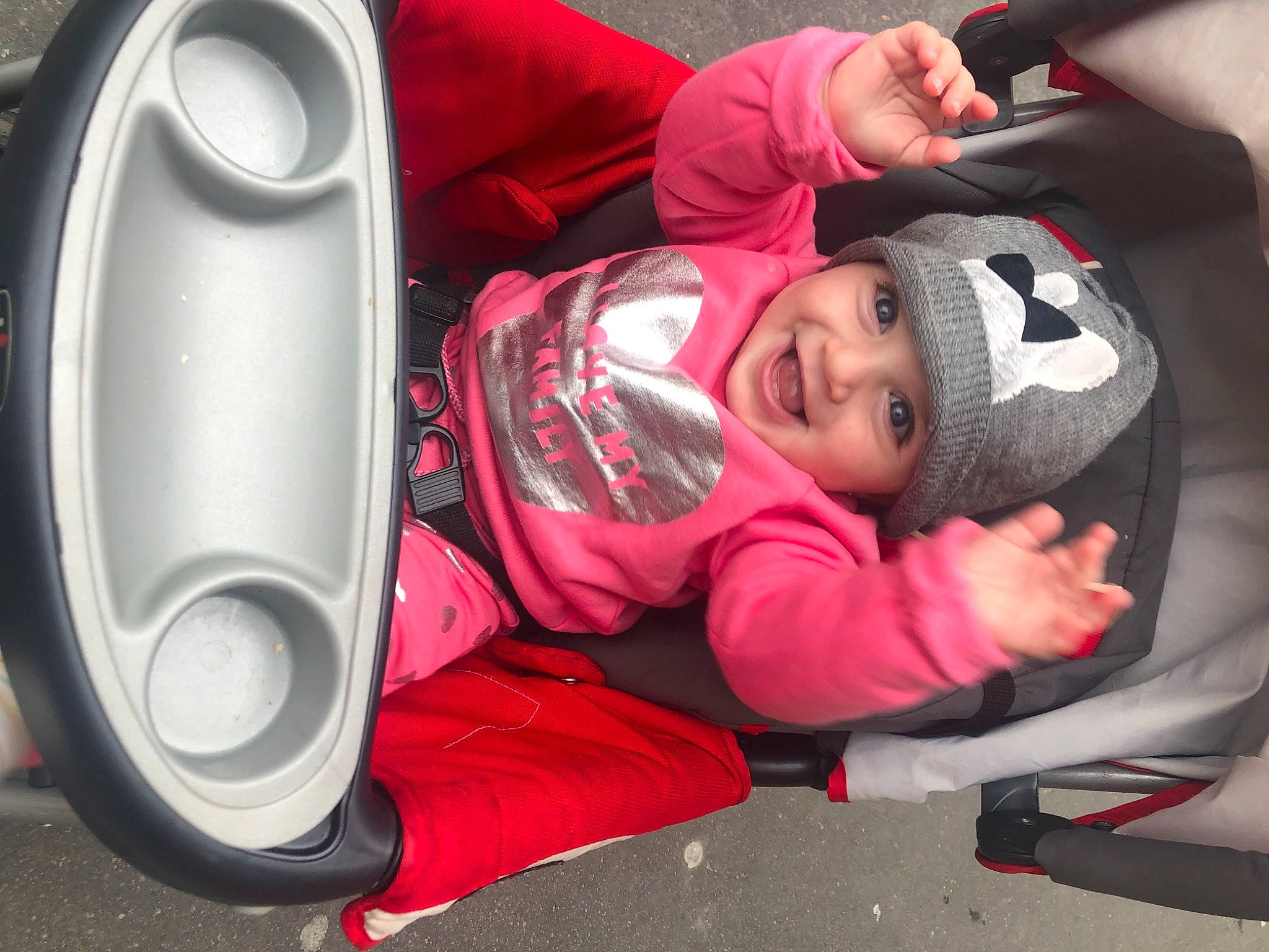 Celeste a rejoint le concours — aidez-le/la à gagner de superbes lots ! alloy_wheel, audio_equipment, auto_part, automotive_design, automotive_exterior, automotive_lighting, automotive_tire, bumper, fender, headlamp, headwear, hubcap, joy, motor_vehicle, person, red, rim, smile, toddler, tree