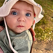 Théo a rejoint le concours — aidez-le/la à gagner de superbes lots ! baby, child, face, hat, blue_eyes, curious, outdoor, person, portrait, clothing, hand, skin, cute, infant, looking, headwear, green_clothing, daylight, nature, closeup