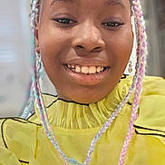 Amari participe au concours pour gagner de l'argent avec cette photo : child, girl, braided_hair, pastel_colors, yellow_clothing, smile, portrait, indoor, young, happy, fashion, face, person, closeup, eyewear, earrings, hairstyle, casual, skin, beauty
