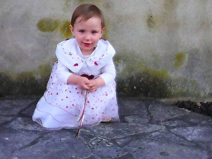 Taïna participe au concours pour gagner de l'argent avec cette photo : baby, baby_toddler_clothing, child, dress, eye, flash_photography, flooring, fun, grass, happy, head, joy, pattern, people_in_nature, person, plant, portrait_photography, sitting, sleeve, smile