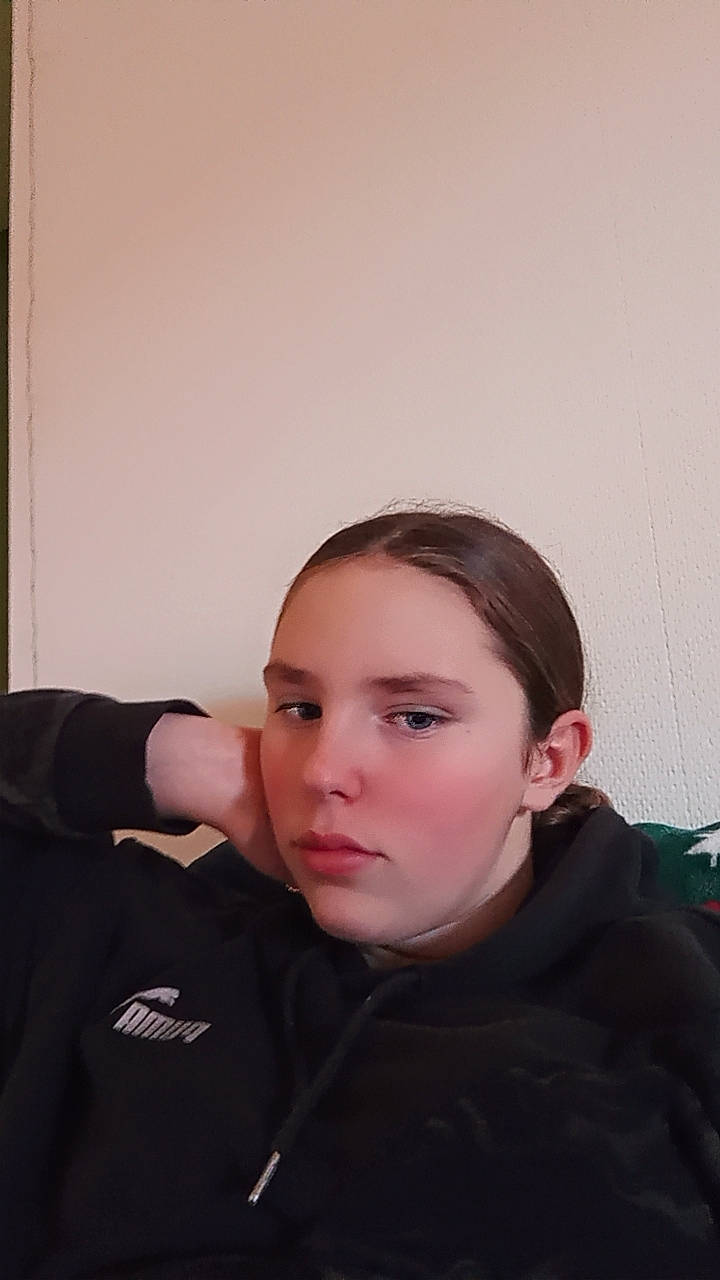 Taïna participe au concours pour gagner de l'argent avec cette photo : black_hair, cheek, child, eyebrow, eyelash, fashion_design, flash_photography, forehead, fun, fur, gesture, happy, person, portrait_photography, sitting, sleeve, winter