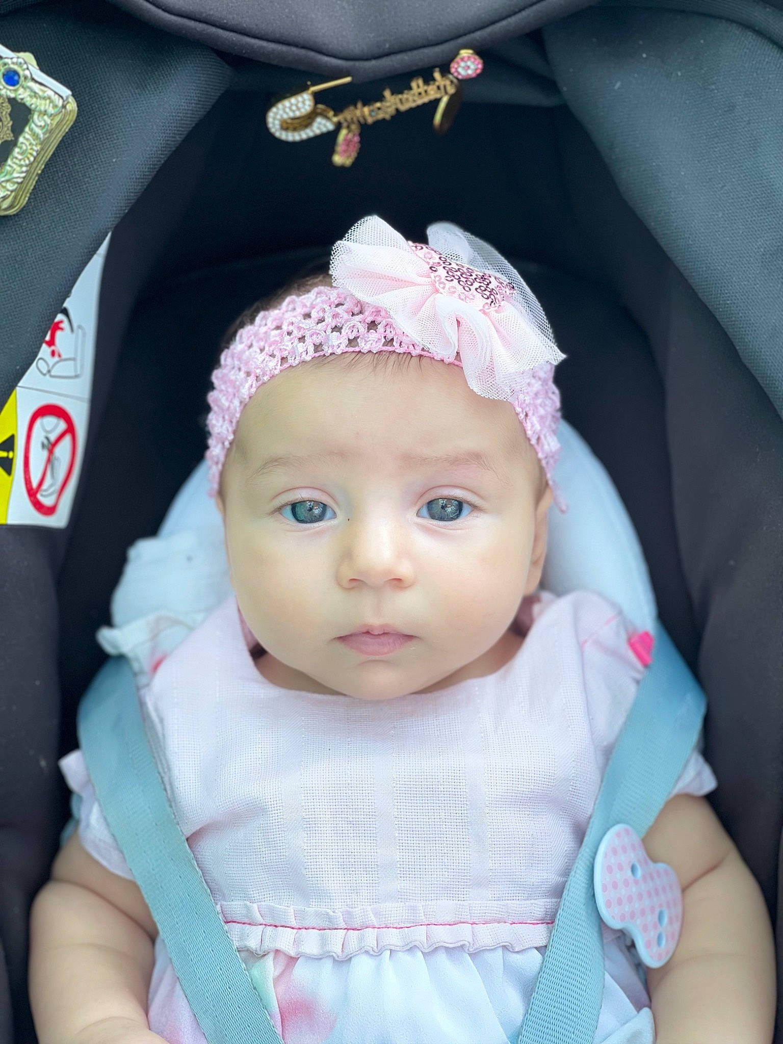 Chérine participe au concours pour gagner de l'argent avec cette photo : baby, baby_carriage, baby_products, baby_toddler_clothing, beanie, cap, cheek, child, eyebrow, fashion_accessory, hair_accessory, headband, headwear, knit_cap, lip, person, pink, skin, sleeve, textile