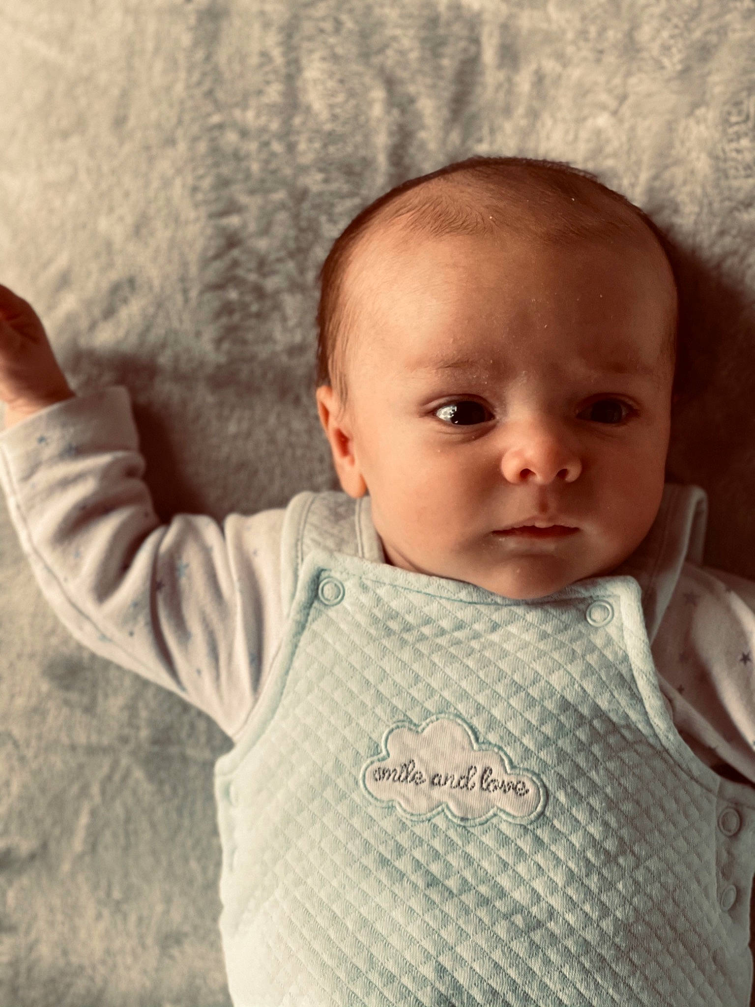 Mathys participe au concours pour gagner de l'argent avec cette photo : arm, cheek, chin, comfort, ear, eye, eyebrow, eyelash, face, forehead, hair, hairstyle, hand, head, human_body, lip, mouth, nose, organ, person