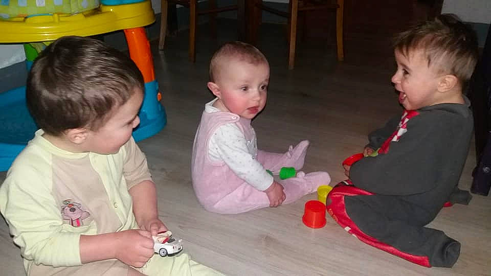 Suriano Et Valerio a rejoint le concours — aidez-le/la à gagner de superbes lots ! adaptation, baby, child, fun, person, play, sharing, sibling, sitting, skin, toddler, toy