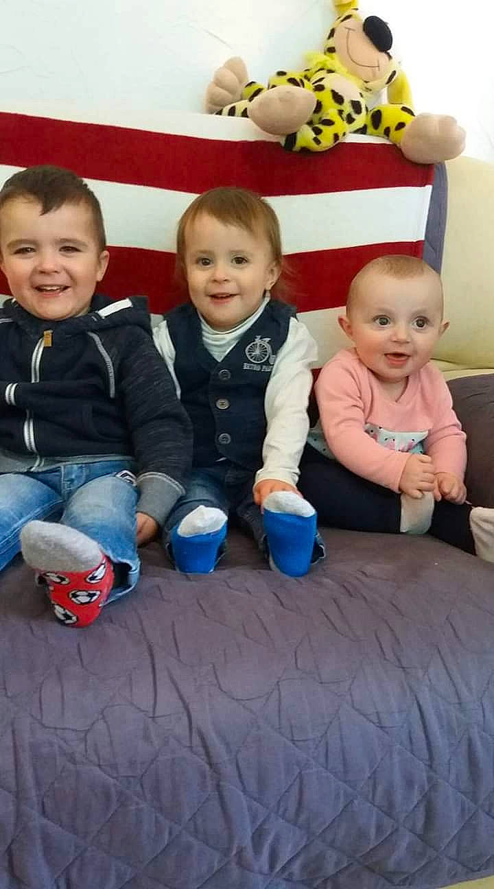 Suriano Et Valerio participe au concours pour gagner de l'argent avec cette photo : baby, cheek, child, family, fun, joy, people, person, photography, play, room, sibling, sitting, smile, toddler