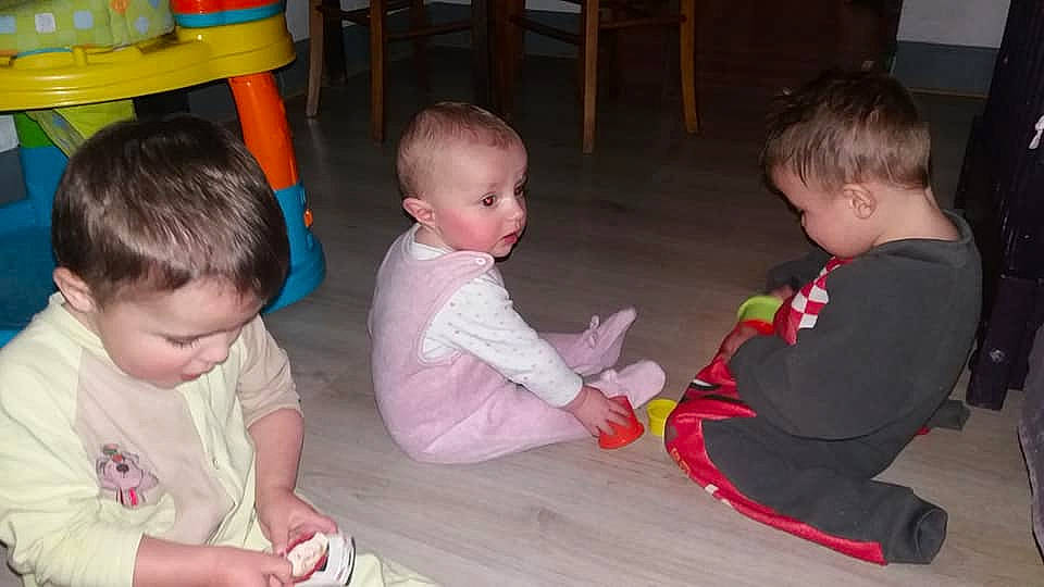 Suriano Et Valerio a rejoint le concours — aidez-le/la à gagner de superbes lots ! baby, child, cousin, fun, person, play, sibling, sitting, smile, toddler