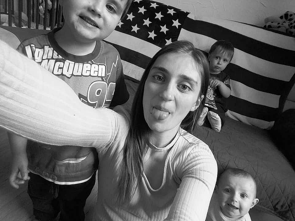 Suriano Et Valerio participe au concours pour gagner de l'argent avec cette photo : arm, black_and_white, child, facial_expression, family, father, fun, hand, happy, monochrome, monochrome_photography, people, person, photograph, photography, sibling, smile, snapshot, style, toddler