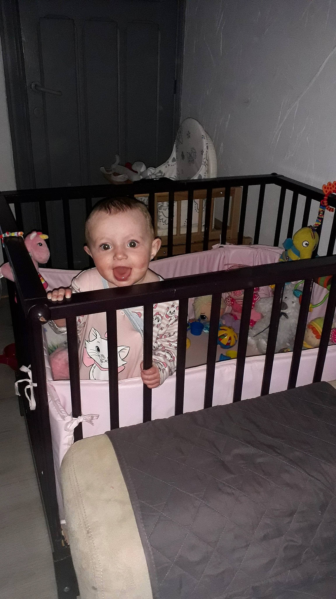 Elia a rejoint le concours — aidez-le/la à gagner de superbes lots ! baby_products, baby_safety, baby_toys, bed, child, cradle, furniture, infant_bed, nursery, person, play_yard, product, room, toddler