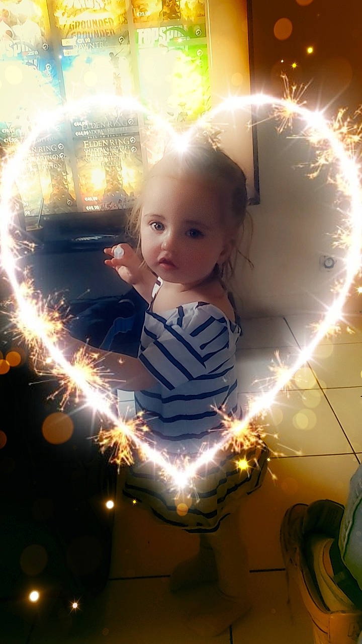 Angelina a rejoint le concours — aidez-le/la à gagner de superbes lots ! art, branch, christmas, christmas_decoration, christmas_eve, christmas_ornament, event, fireworks, flash_photography, fun, happy, head, holiday, light, lighting, ornament, party_supply, people_in_nature, person, space