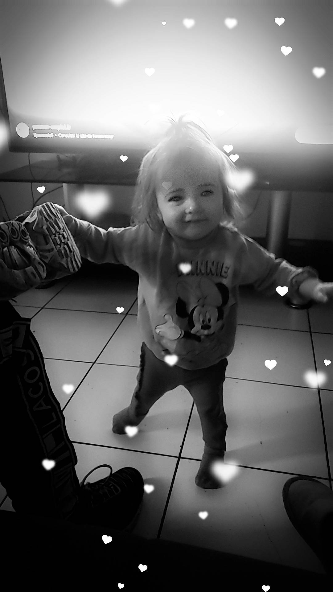 Angelina participe au concours pour gagner de l'argent avec cette photo : beauty, black, black_and_white, child, darkness, entertainment, flash_photography, flooring, fun, happy, joy, monochrome, monochrome_photography, person, recreation, room, sitting, standing, stock_photography, style