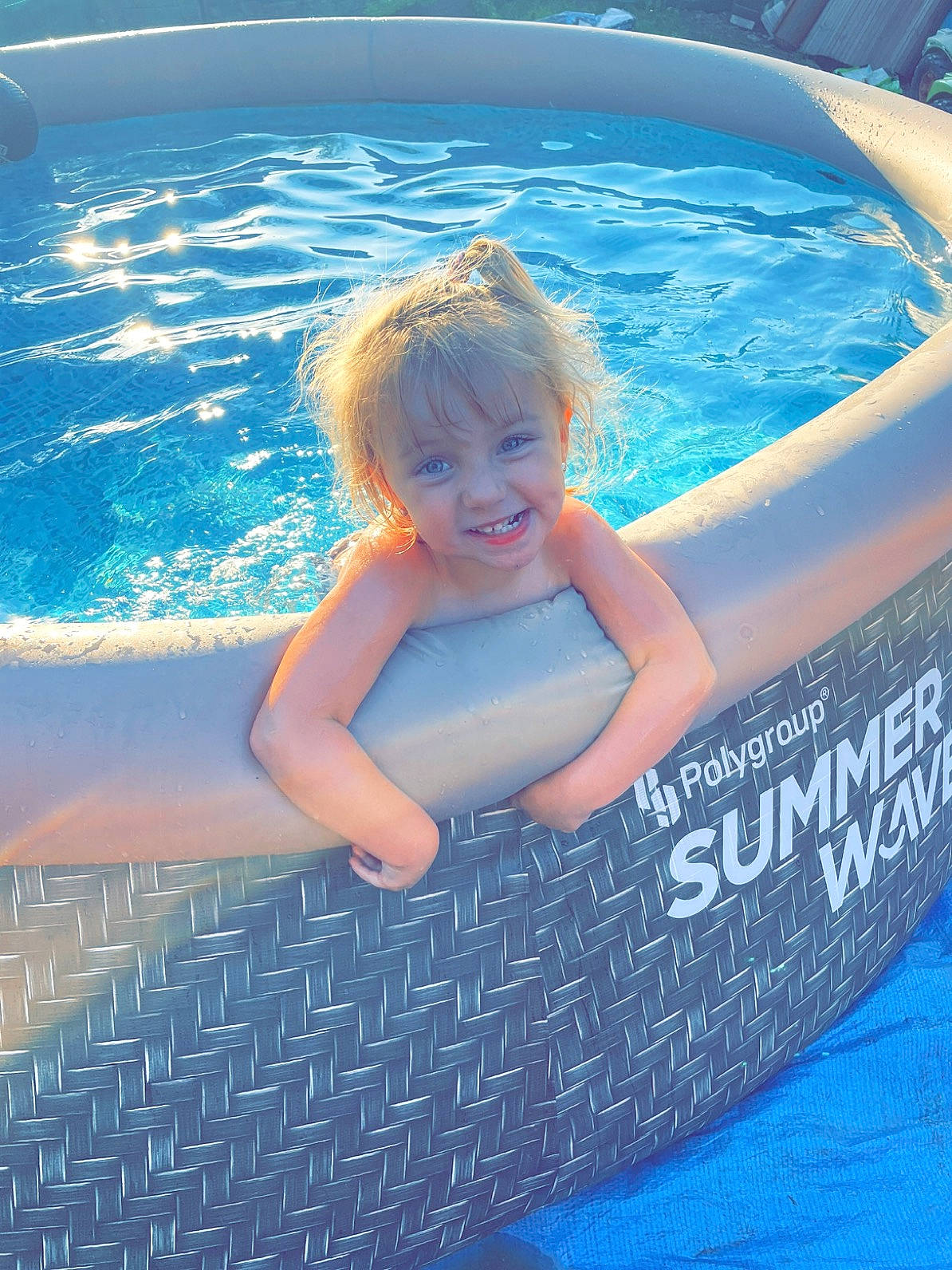 Luna Delacourt a rejoint le concours — aidez-le/la à gagner de superbes lots ! aqua, azure, baby, bathing, blue, child, electric_blue, fluid, fun, happy, joy, leisure, light, nonbuilding_structure, person, photograph, play, recreation, smile, swimming_pool