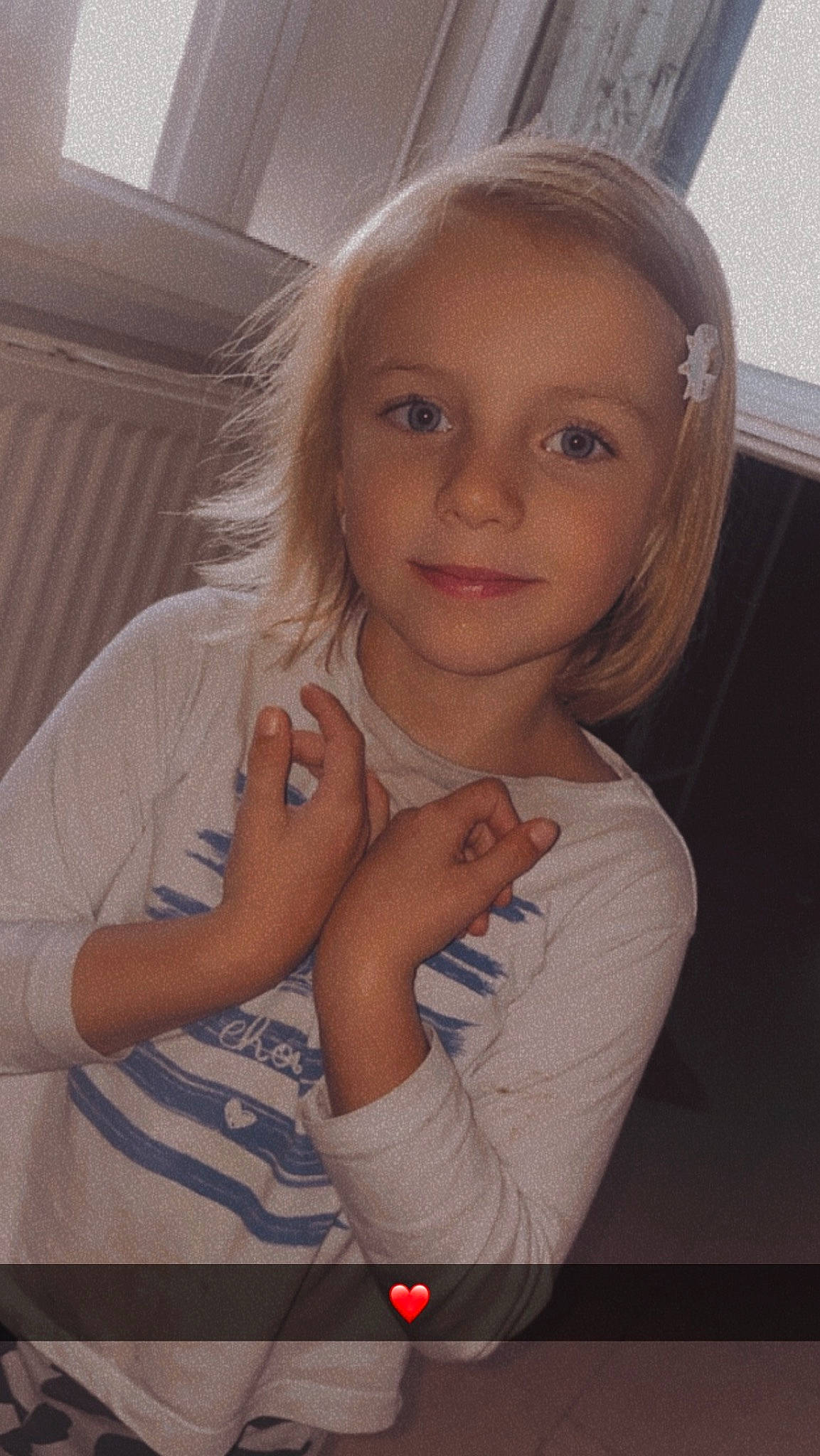 Luna Delacourt participe au concours pour gagner de l'argent avec cette photo : arm, cheek, chin, eyebrow, eyelash, flash_photography, forehead, fun, gesture, happy, iris, joy, lip, long_hair, mouth, nose, person, shoulder, skin, sleeve