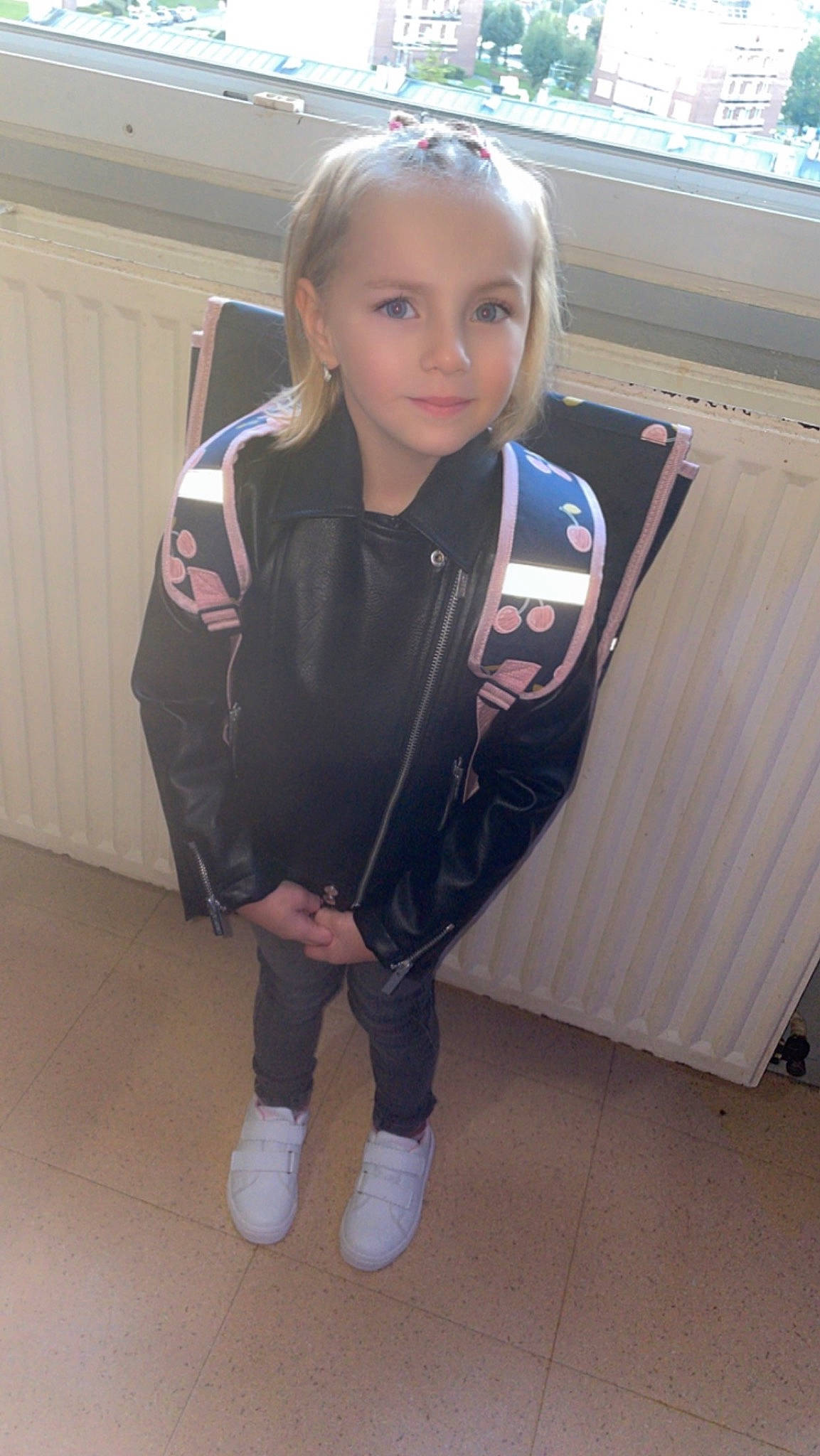 Luna Delacourt a rejoint le concours — aidez-le/la à gagner de superbes lots ! baby_toddler_clothing, bangs, child, costume, electric_blue, fashion_accessory, flooring, formal_wear, fun, hoodie, person, personal_protective_equipment, room, sleeve, sock, sportswear, toddler, uniform, window