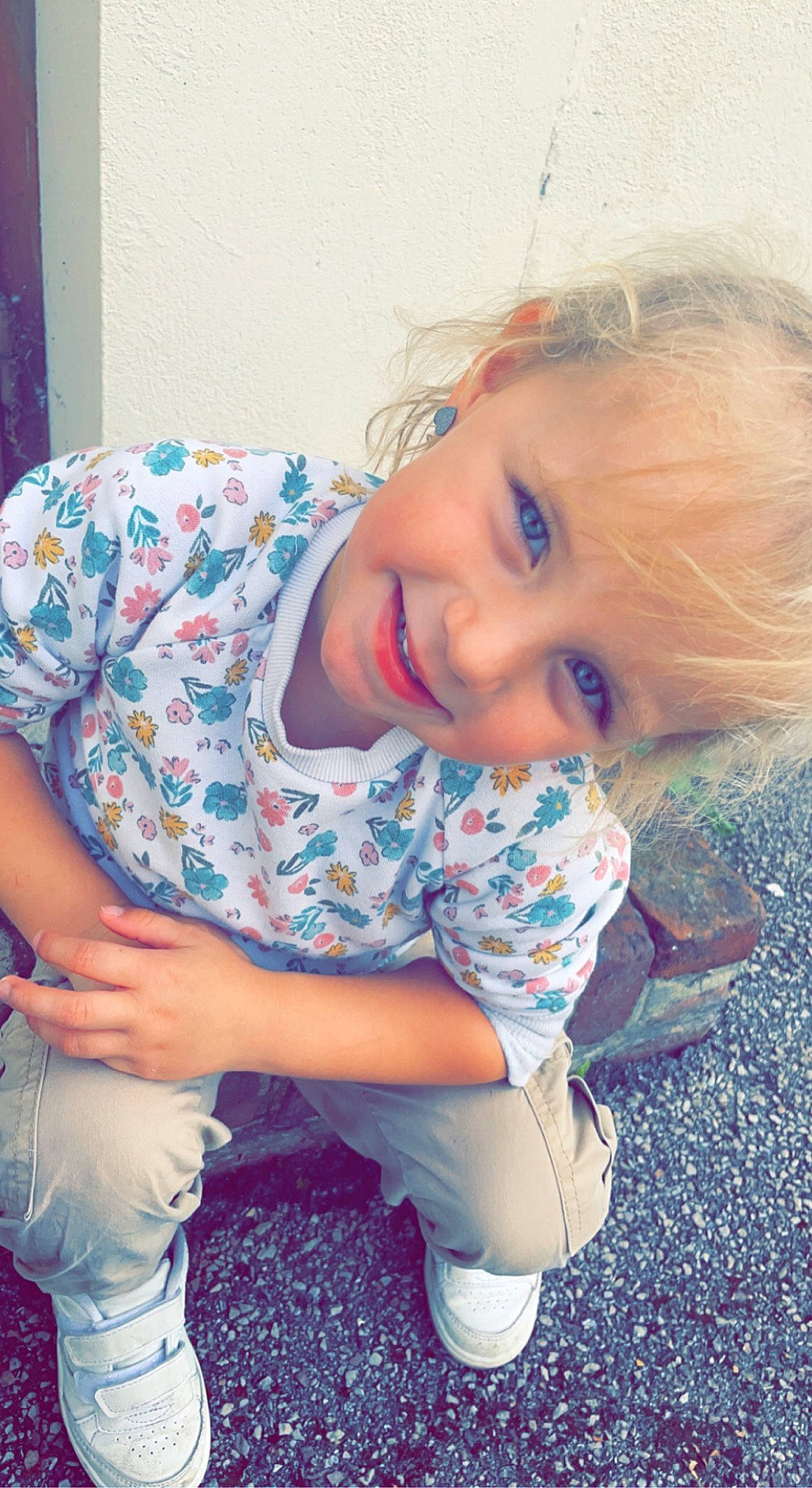 Luna Delacourt a rejoint le concours — aidez-le/la à gagner de superbes lots ! baby_toddler_clothing, cheek, eye, facial_expression, finger, fun, grass, hairstyle, happy, head, human, iris, joy, leisure, mouth, organ, person, skin, smile, sneakers