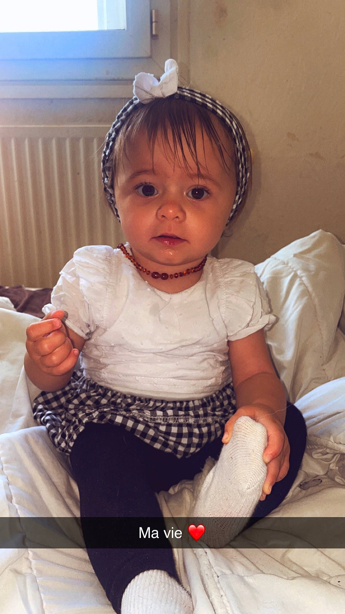 Alyzée a rejoint le concours — aidez-le/la à gagner de superbes lots ! baby, baby_toddler_clothing, cheek, child, comfort, eyelash, fashion_accessory, finger, hairstyle, happy, headband, headpiece, iris, jewellery, neck, person, sitting, skin, sleeve, toddler