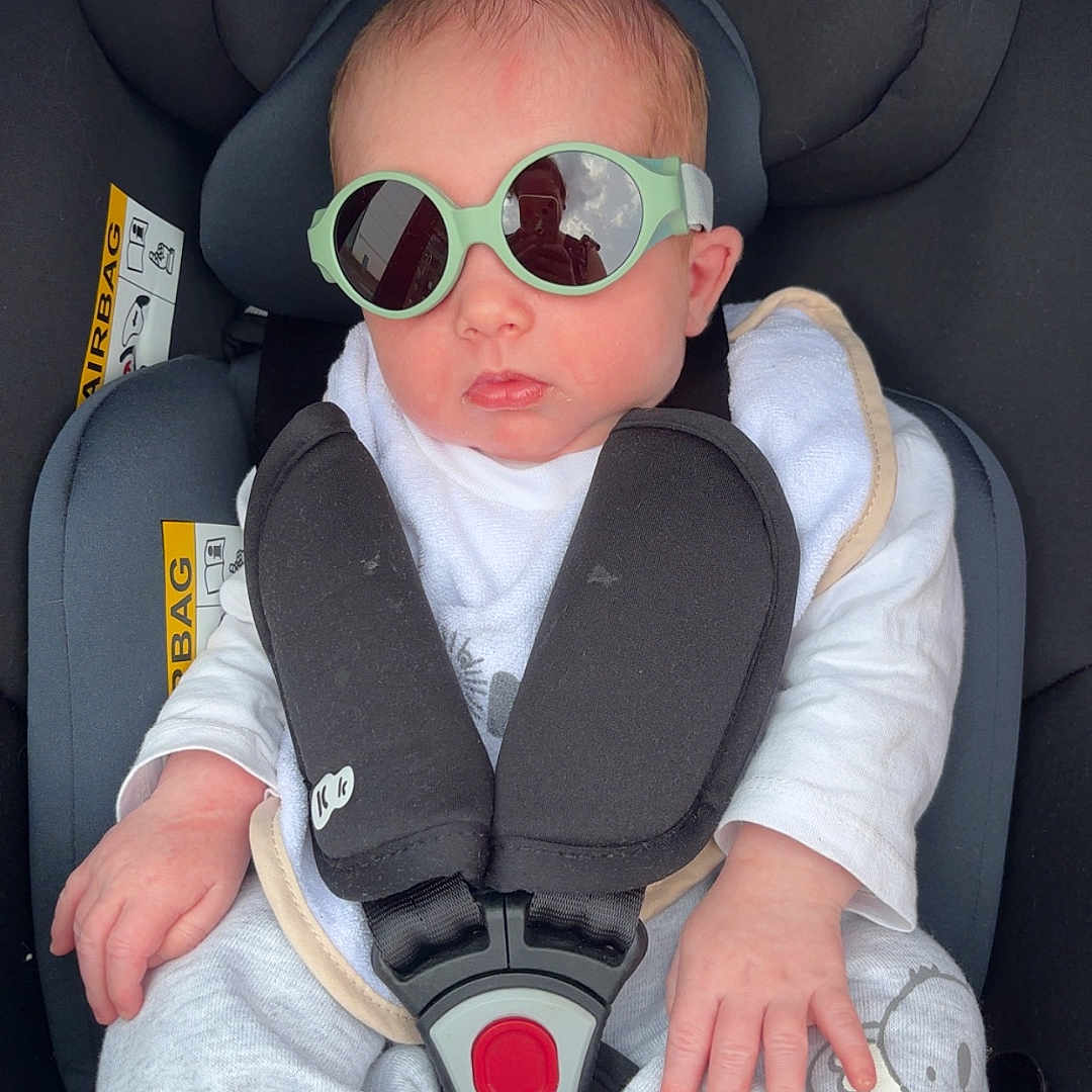 Lourenço a rejoint le concours — aidez-le/la à gagner de superbes lots ! baby, car_seat, sunglasses, infant, clothing, seatbelt, child, casual, cute, portrait, accessory, sitting, young, person, fashion, headwear, resting, indoors, safety, small
